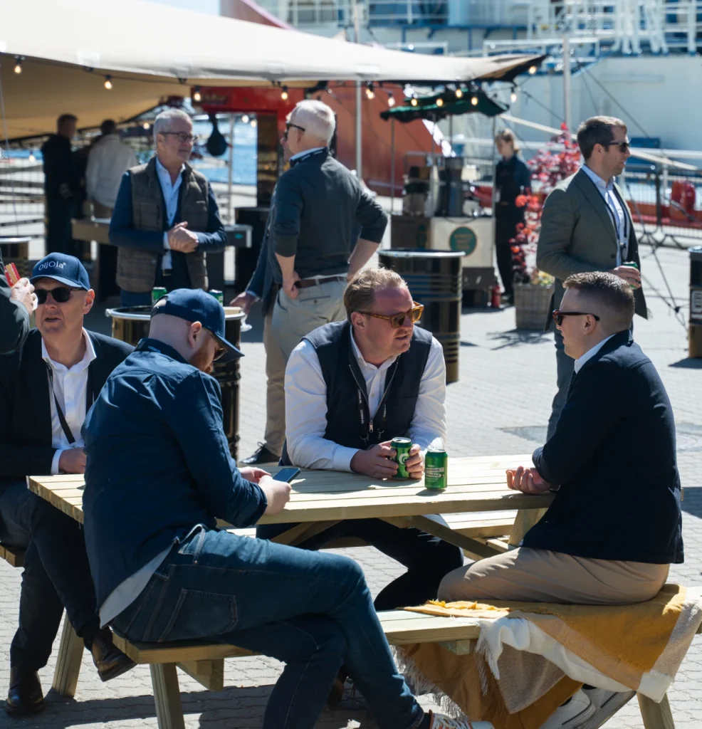Medarbejdere spiser street food udendørs til et firmaevent