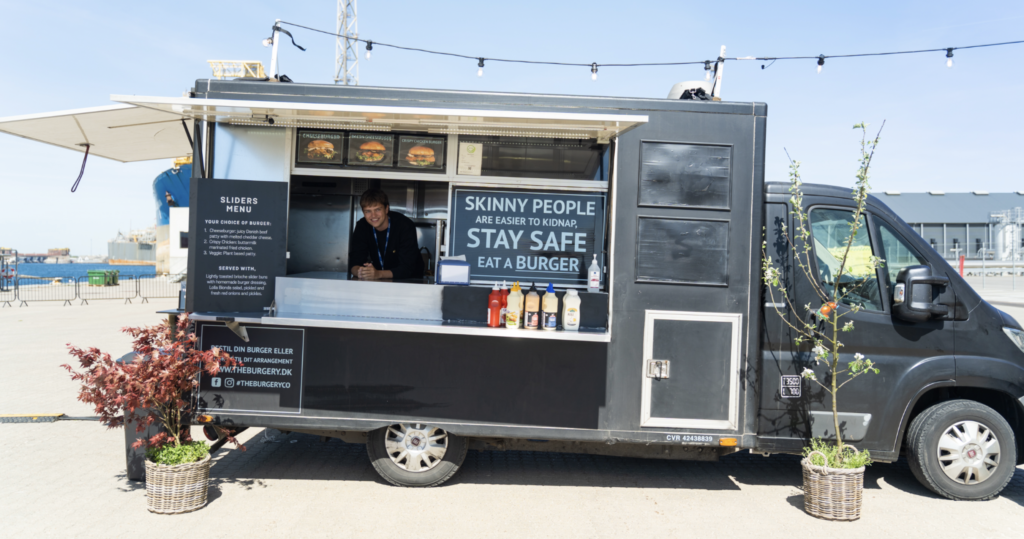 Foodtruck klar til servering ved et event på Fyn