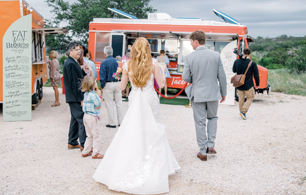 Brudepar på vej mod foodtrucken til brylluppet