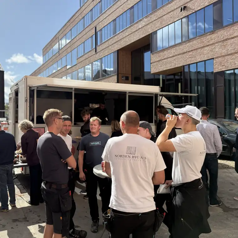 Medarbejdere samles om en foodtruck til firmaarrangement på Fyn